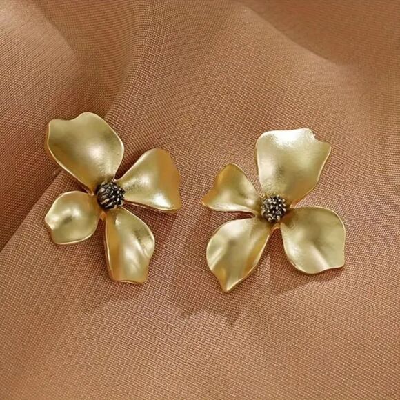 ✨🆕✨ Elegant Minimalist Golden Flower Stud Earrings✨ - Picture 1 of 9